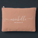 Minimalistische Wüstenkoralle Personalisiert Bride Zubehörtasche<br><div class="desc">Die Personalisierte Bridesmaid Accessoires Pouch, ein stilvolles und vielseitiges Geschenk, mit dem Sie Ihre Brautjungfrauen in Eleganz feiern können, stellt Ihnen unsere Minimalistische Chic-Beere vor. Dieses Accessoire ist der Inbegriff des modernen Chic, perfekt für jeden Anlass, von Bräunungsvorschlägen bis zu Brautpartys. Dieses schlicht gestaltete Beutel mit Korallenrosa ist raffiniert. Seine...</div>