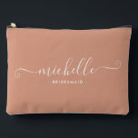 Minimalistische Wüstenkoralle Personalisiert Bride Zubehörtasche<br><div class="desc">Die Personalisierte Bridesmaid Accessoires Pouch, ein stilvolles und vielseitiges Geschenk, mit dem Sie Ihre Brautjungfrauen in Eleganz feiern können, stellt Ihnen unsere Minimalistische Chic-Beere vor. Dieses Accessoire ist der Inbegriff des modernen Chic, perfekt für jeden Anlass, von Bräunungsvorschlägen bis zu Brautpartys. Dieses schlicht gestaltete Beutel mit Korallenrosa ist raffiniert. Seine...</div>