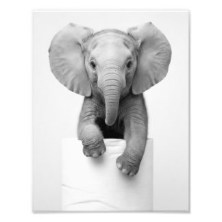 Minimalistischer Baby-Elefant schaut über Toilette Fotodruck