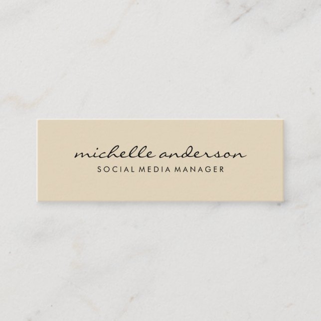 Minimalistischer Beige-Cursive-Text Mini Visitenkarte (Vorderseite)