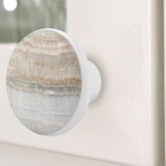 Minimalistischer, beige-weißer Marmor mit modernem Keramikknauf