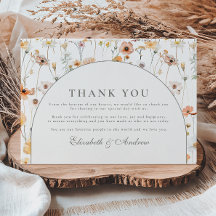 Minimalistischer Blumenbogen-Hochzeit
