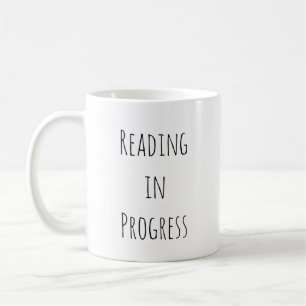 Minimalistischer Bücherliebhaber beim Lesen Kaffeetasse