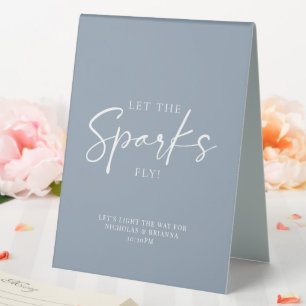 Minimalistischer Dusty Blue Wedding Sparkler Absen Tischaufsteller