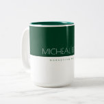 Minimalistischer Emerald Green Custom Monogram Nam Zweifarbige Tasse<br><div class="desc">Einfach individualisieren - Eigener Text/Name hinzufügen - Ihren Beruf,  Job oder Firmennamen hinzufügen,  die Hintergrundfarbe,  Textfarbe und Schriftart ändern,  indem Sie auf Anpassen klicken,  Dieser klassische Einfache Name für alle</div>