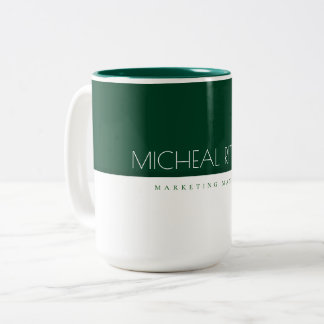 Minimalistischer Emerald Green Custom Monogram Nam Zweifarbige Tasse