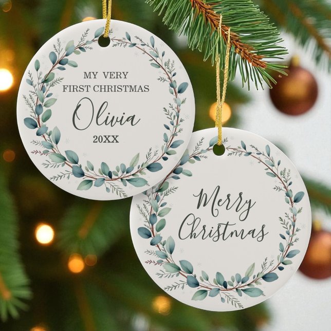 Minimalistischer Eucalyptus Baby First Christmas Keramik Ornament (Von Creator hochgeladen)