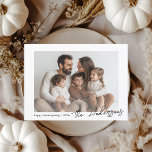 Minimalistischer Foto Erntedank Postkarte<br><div class="desc">Feiern Sie Erntedank mit zeitloser Eleganz mit unserer Minimalistischen Family Foto Erntedank Card. Mit einem großen Foto-Raum, moderner Typografie und personalisierter Schrift für Ihren Familiennamen und das Jahr ist diese Karte ein perfekter Weg, um Dankbarkeit und Liebe zu teilen. Das gepflegte Design hebt Ihr Lieblings-Foto hervor und behalte gleichzeitig den...</div>