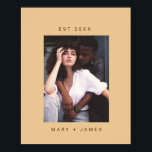 Minimalistischer Foto-Text von Camel Poster<br><div class="desc">Camel Beige Minimalistisches Textil Couple Poster mit einem großen, weißen Rahmen, Namen von Paaren/Jungvermählten und Verlobung Jahr in einem modernen und einfachen serifenlosen Schriftart und einem personalisierten Foto. Erstellen Sie ein perfektes Hochzeitsgeschenk, Verlobung und Zuhause Erwärmung Party Geschenke für Paare, Neuvermählte, Brautparty, nutzen Sie es als Beistand und genießen Sie...</div>