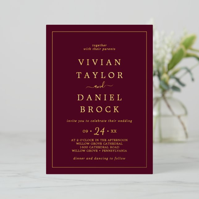 Minimalistischer Goldstreifen | Burgundy Bold Name Folieneinladung (Stehend vorne)