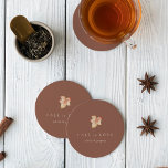 Minimalistischer Herbstleaf "Fall in Liebe" Person Runder Pappuntersetzer<br><div class="desc">In Liebe mit diesem modernen und minimalen Design für Herbsthochzeiten, Verlobungsfeiern oder Proben-Dinners. Das saubere, minimalistische Design zeichnet sich durch einen Terrakotta Rosthintergrund aus, der mit einem Single Aquarellblatt in warmen Herbstfarben geschmückt ist. Darunter erscheint "Fall in Liebe", zusammen mit den Namen des Paares oder Ihrer Personalisierung in einer eleganten...</div>