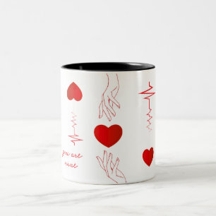 Minimalistischer Herzschlag und Hände Liebestasse Zweifarbige Tasse