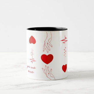 Minimalistischer Herzschlag und Hände Liebestasse Zweifarbige Tasse