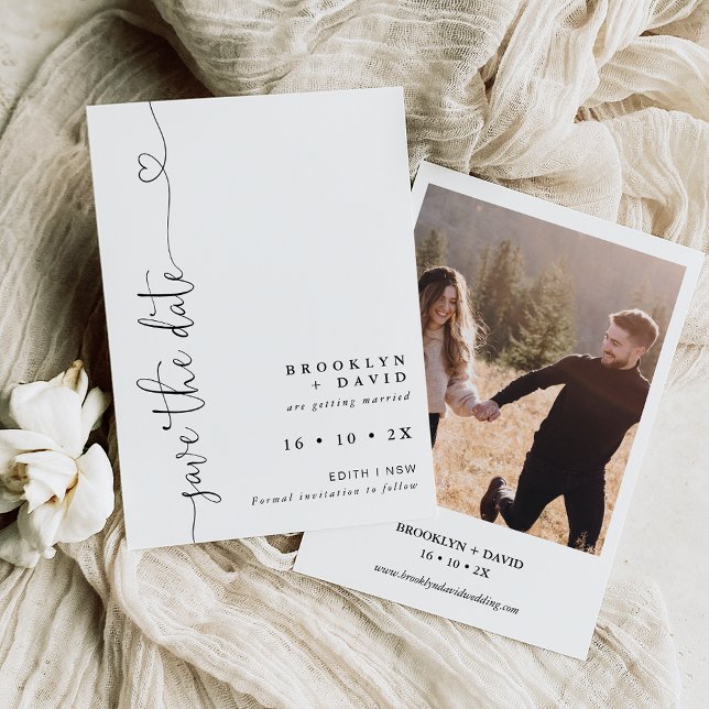 Minimalistischer Herztext beim Hochfahren der Datu Einladung (Minimalist wedding save the date featuring a heart calligraphy heading and couples photo on the back)