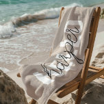 Minimalistischer Individuelle Name | Hallo Persona Strandtuch<br><div class="desc">Machen Sie mit diesem Minimalistischen Individuelle Name Badetuch am Strand oder am Pool eine kühne Aussage | Hallo Personalisiert Beach Geschenk. Dieses elegante, vertikale Layout mit dem Wort "HELLO" in modernen Blockbriefen und einem fließenden Script-Namensüberlagerungen eignet sich perfekt für stilvolle Sommertage, Bachelorette-Touren oder personalisierte Urlaubsgeschenke. Der neutrale Untergrund paart wunderschön...</div>