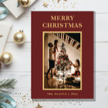 Minimalistischer klassischer Weihnachtsroter Brief Feiertagskarte<br><div class="desc">Dieses minimalistische, klassische Weihnachtsschreiben und Foto-Urlaubskarte besticht durch ein modernes, minimalistisches Design, das elegant und einfach zugleich ist. Ob klassischer, traditioneller oder zeitgenössischer Stil mit goldener Typografie auf rotem Hintergrund - hier finden Sie die perfekte Karte, um die Saison zu feiern. Personalisieren Sie Ihre Karten einfach, um einen unvergesslichen Urlaub...</div>