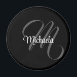 Minimalistischer moderner Monogramm-Anfangsname Magnet<br><div class="desc">Minimalistische moderne Monogramm Anfangsname Schwarz-weiß. Personalisierbarer individuelle Name mit einem kursiven Initial hinter einer schwarzen Farbe.</div>