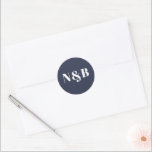 Minimalistischer Mongram-Hochzeitsticker für moder Runder Aufkleber<br><div class="desc">Ein minimalistischer mit Monogramm Hochzeitsaufkleber mit modernem Schriftart. Bearbeiten Sie die Initialen mit dem Bearbeitungswerkzeug von Zazzle. Ändern Sie die Hintergrundfarbe,  indem Sie das Entwurfstool eingeben und eine andere Farbe aus dem Farbwähler auswählen. Minimalistisch Moderne Schriftart Monogram Wedding Sticker.</div>