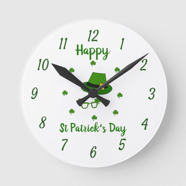Minimalistischer Niedlicher Happy St Patrick's Day Runde Wanduhr (Vorderseite)