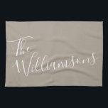 Minimalistischer Personalisierter Skriptname | Tau Geschirrtuch<br><div class="desc">Minimalistisches Script Typografie Name in Taupe Brown Kittuch</div>