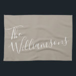 Minimalistischer Personalisierter Skriptname | Tau Geschirrtuch<br><div class="desc">Minimalistisches Script Typografie Name in Taupe Brown Kittuch</div>