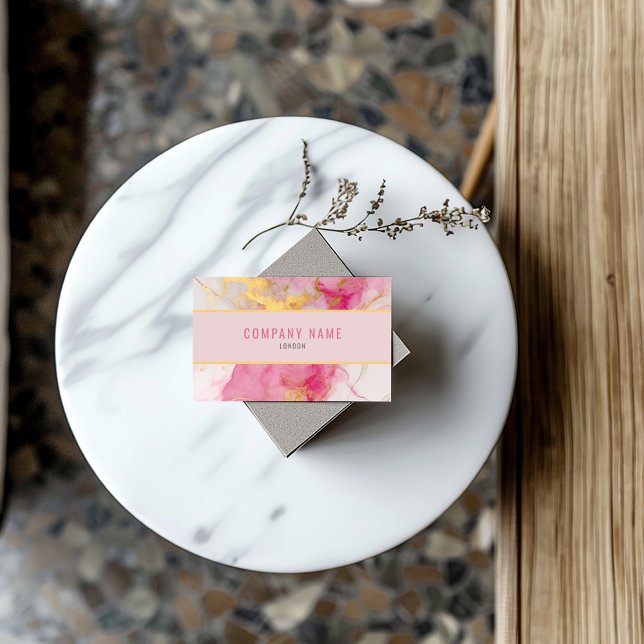 Minimalistischer Rosa- und Goldmarmor Visitenkarte (Contemporary business cards that showcase a chic gold border and a luxurious pink and gold marble)