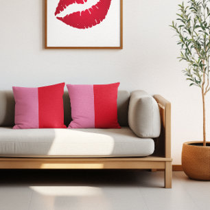 Minimalistischer rosa und roter Farbblock mit zwei Kissen