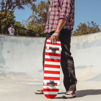 Minimalistischer Rot- und Weißstreifen Skateboard