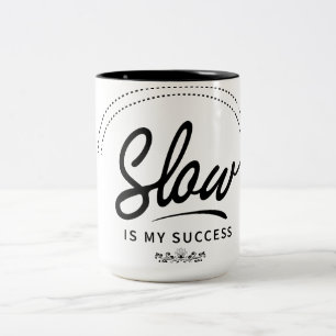 Minimalistischer Schwarz-Weiß-Slow-Living-Art-Bech Zweifarbige Tasse
