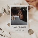 Minimalistischer Stil | Ein Foto Save the Date<br><div class="desc">Diese einfache und elegante Schwarz-Weiß-Hochzeit speichert die Dattelkarte mit Ihrem persönlichen Foto auf der Vorderseite,  mit einer Mischung aus modernen handgeschriebenen Skripten und fett formatierten Serif-Text. Auf der Rückseite finden Sie weitere Informationen,  einschließlich Ihrer Hochzeitswebsite.</div>