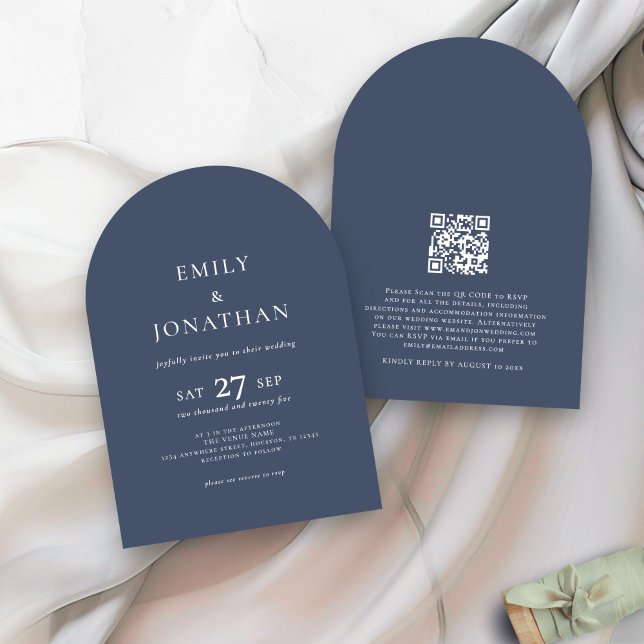 Minimalistischer Text QR Code Dusty Navy Arch Wedd Einladung (front and back view)