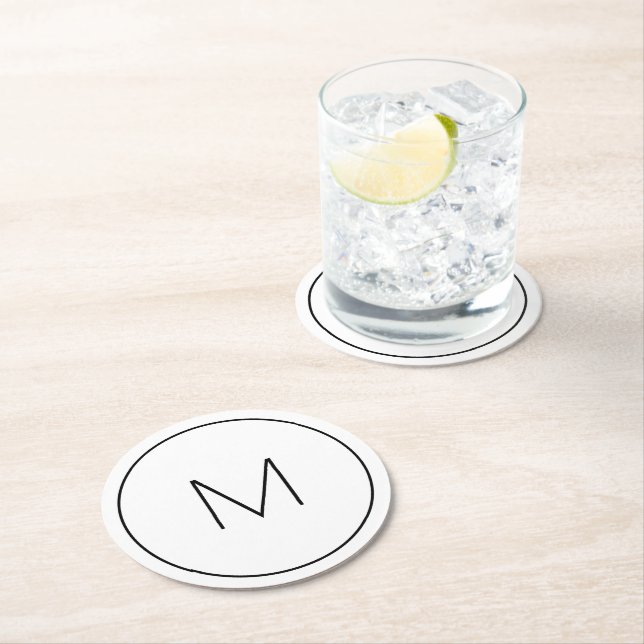 Minimalistischer weißer Monogramm-Einfach-Letter Runder Pappuntersetzer (Vor Ort)