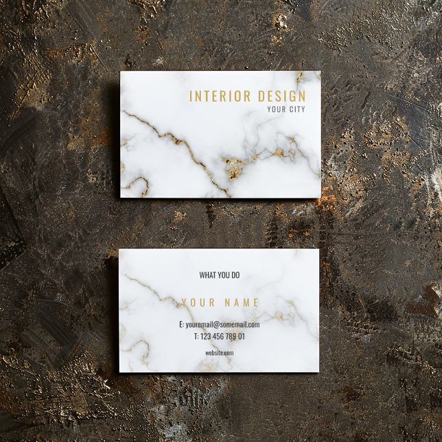 Minimalistischer weißer und goldener Marmor Visitenkarte (White marble business card with gold veining, bold name, and minimalist black details.)