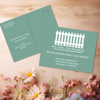 Minimalistischer weißer Zaun auf Grün, den wir bew Postkarte