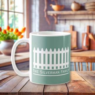 Minimalistischer Weißzaun bei der grünen Familie Kaffeetasse