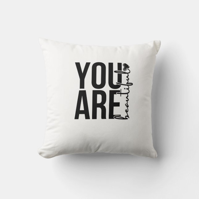 Minimalistisches „Beautiful“-Typografie-Design – S Kissen (Vorderseite)
