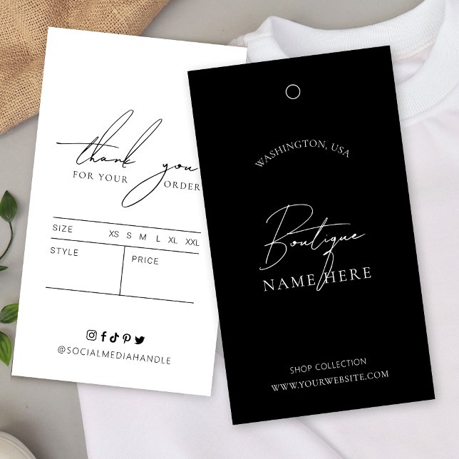 Minimalistisches Bekleidungspreis-Etikett für den  (Minimalist black and white clothing product hang tag with trendy script font and sizing table)