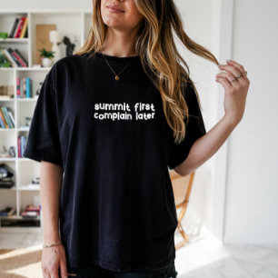 Minimalistisches Berg-Shirt mit einfachem Liniende T-Shirt