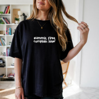 Minimalistisches Berg-Shirt mit einfachem Liniende T-Shirt