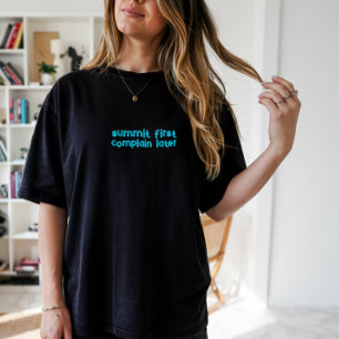 Minimalistisches Berg-Shirt mit einfachem Liniende T-Shirt