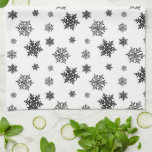 Minimalistisches Black Whimsical Snowflake Muster Geschirrtuch<br><div class="desc">Delikates Schneeflockenmuster in minimalem Schwarzweiß. Skandinavische nordische minimalistische schwarze Schneeflocken Design auf weißem Hintergrund für Weihnachtsfeiertag,  festliche Wohngestaltung und Geschenke. Winterschneeflocken gestalten Wohngestaltung.</div>