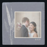 Minimalistisches botanisches blaues Personalisiert Steinuntersetzer<br><div class="desc">Dieser hübsche und stilvolle Untersetzer aus Stein zeigt Ihr Foto und Text auf einer minimalistischen botanischen Abbildung in marineblau. Ideal für Jubiläum-Party.</div>