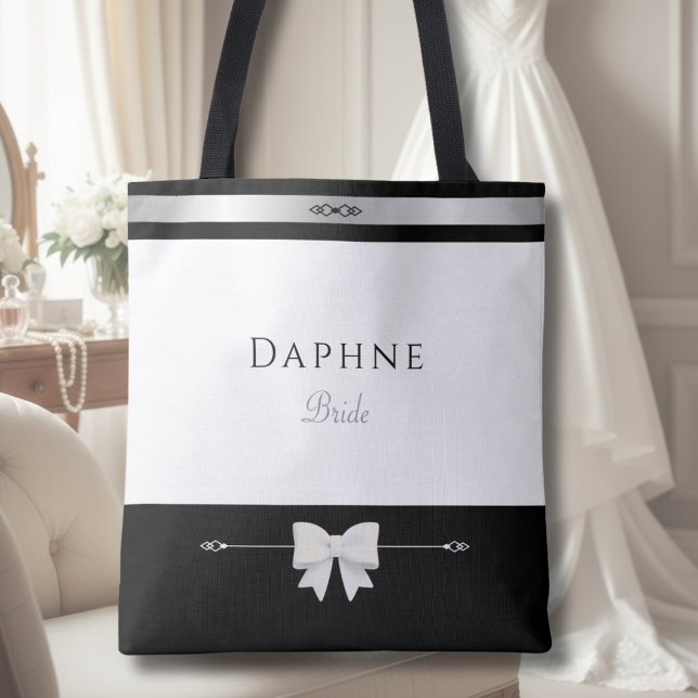 Minimalistisches Brautgeschenk | Elegante Typograf Tasche (Luxury minimalist Bride tote bag with elegant typography in a sophisticated wedding morning setting.)