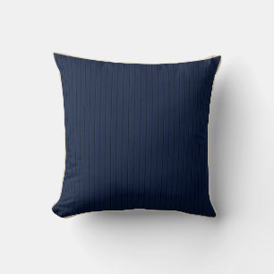 Minimalistisches Dekor mit Akzent an der blauen Kü Kissen