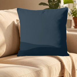 Minimalistisches Dekor mit Akzent an der blauen Kü Kissen