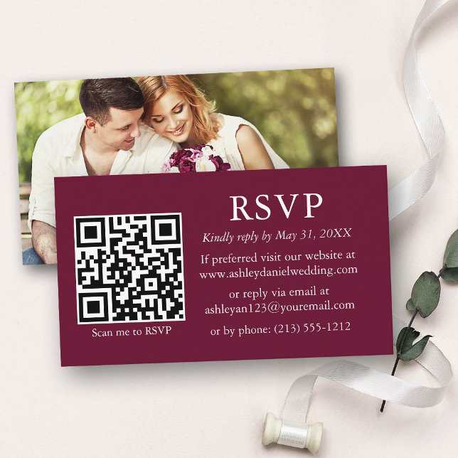 Minimalistisches einfaches Foto Hochzeit QR Burgun Begleitkarte (Customize to change text size, text style or background color of card.)