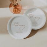 Minimalistisches elegantes Probe-Dinner Pappteller<br><div class="desc">Erleben Sie Ihre Hochzeitsfeier mit der perfekten Mischung aus Minimalismus und Eleganz, die in unseren Weißbuch-Tellern mit einem subtilen Monogramm verkörpert wird. Erleben Sie mühelos Raffinesse und machen Sie Ihren besonderen Tag unvergesslich. Koordiniert mit der "Chloe"-Sammlung für Hochzeitsfeiern. Entdecken Sie das komplette passende Set, indem Sie auf den Link Sammlung...</div>