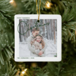 Minimalistisches erstes Verheiratetes Weihnachtssk Keramikornament<br><div class="desc">Erinnern Sie sich an Ihr erstes verheiratetes Weihnachtsfest für immer mit diesem modernen,  minimalistischen Weihnachtsschmuck,  das in einer reichen,  traditionsreichen Weihnachtsgrün handgeschriebenen Typografie und Ihrem Lieblings-Hochzeitsfest-Foto enthalten ist. Das Foto wird auf der Rückseite wiederholt,  wobei die Einzelheiten des Hochzeitdatums überlagert werden. Copyright Anastasia Surridge,  alle Rechte vorbehalten.</div>