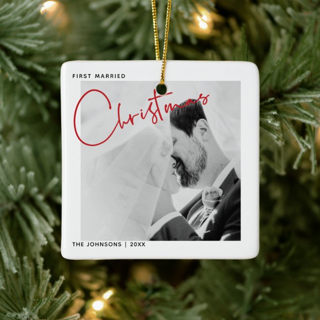 Minimalistisches erstes Verheiratetes Weihnachtssk Keramikornament (Baum)
