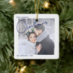Minimalistisches erstes Verheiratetes Weihnachtssk Keramikornament<br><div class="desc">Erinnern Sie sich an Ihr erstes verheiratetes Weihnachtsfest mit diesem modernen,  minimalistischen Weihnachtsgeschmack,  der in trendiger,  moderner blauer Schrift mit Schriftzeichen und Ihrem Lieblings-Foto für Hochzeiten gehalten wird. Das Foto wird auf der Rückseite wiederholt,  wobei die Einzelheiten des Hochzeitdatums überlagert werden. Copyright Anastasia Surridge,  alle Rechte vorbehalten.</div>